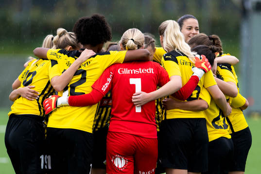 Häckens spelare innan fotbollsmatchen i Division Ett