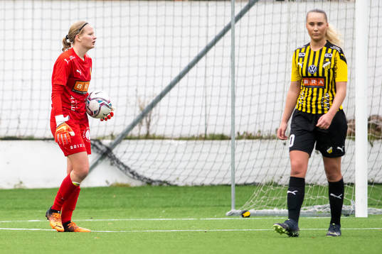 Häckens målvakt Kajsa Wallem och Filippa Mellingsäter