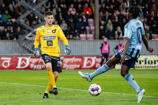 Degerfors målvakt Jeffrey Gal och Djurgårdens Joel Asoro