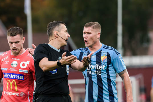 Domare Bojan Pandzic i samtal med Djurgårdens Victor