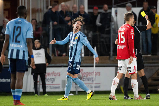 Djurgårdens Gustav Wikheim får en varning