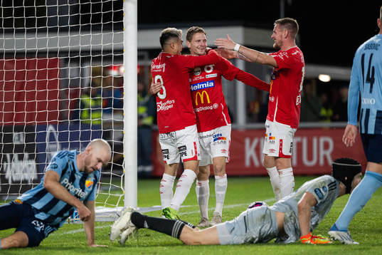 Degerfors Diego Campos och Johan Bertilsson jublar