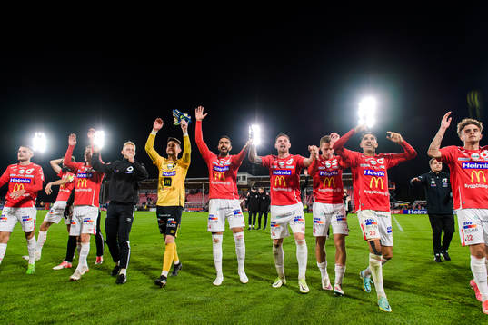 Degerfors spelare jublar
