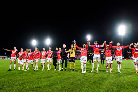 Degerfors spelare jublar