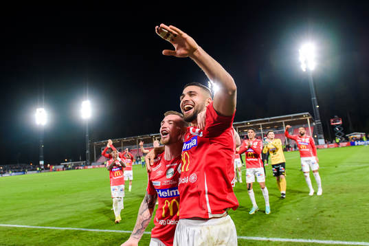 Degerfors Rasmus Örqvist och Omar Faraj jublar