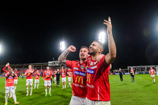 Degerfors Rasmus Örqvist och Omar Faraj jublar
