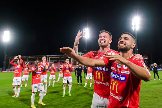 Degerfors Rasmus Örqvist och Omar Faraj jublar