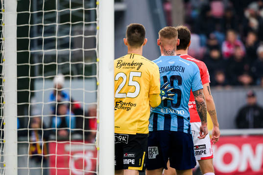 Degerfors målvakt Jeffrey Gal och Djurgårdens Victor