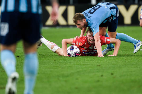 Degerfors Adam Carlen och Djurgårdens Rasmus Schuller
