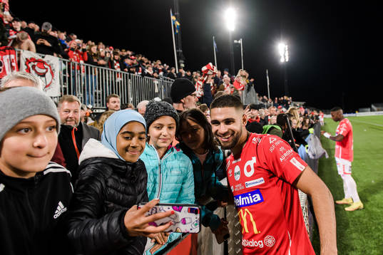 Degerfors Omar Faraj jublar med publiken