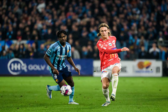 Djurgårdens Joel Asoro och Degerfors Gustav Granath