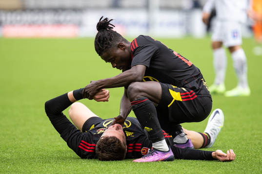 Östersunds Myroslav Mazur får hjälp av Yannick Armel