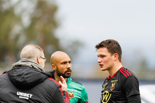 Östersunds Myroslav Mazur  i samtal med läkare
