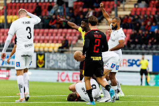 Domare Fredrik Oppong reagerar