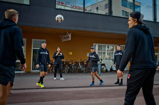 Örebros Mathias Bromé värmer upp med fotboll