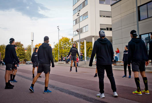 Örebros Oliver Eklind värmer upp med fotboll