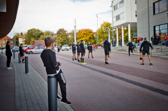 En pojke kikar på Örebros uppvärmning