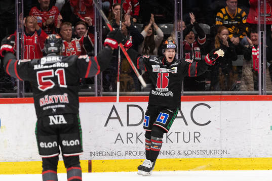 Örebros Robert Leino jublar