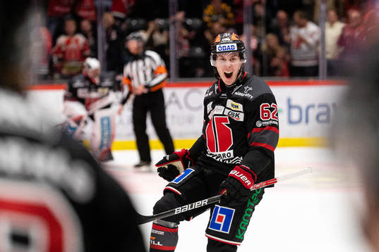 Örebros Robert Leino jublar