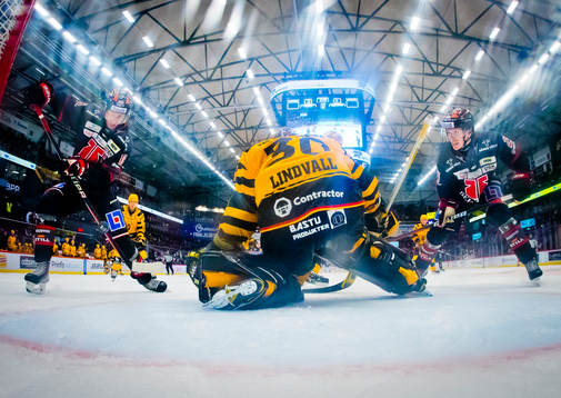 Örebros Rodrigo Abols och Linus Öberg mot Skellefteås