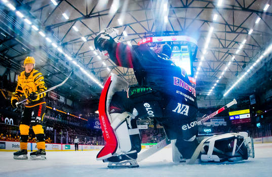 Örebros målvakt Jhonas Enroth räddar straff från