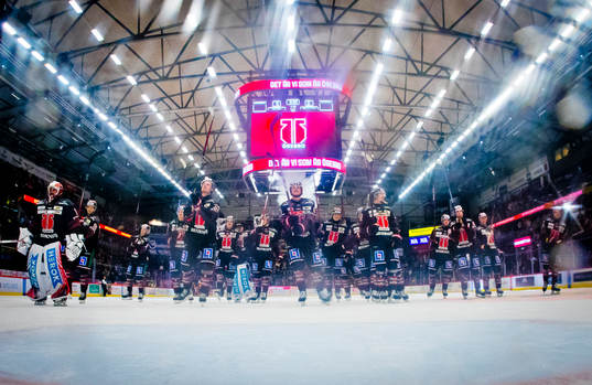 Örebros målvakt Jhonas Enroth jublar framför fansen