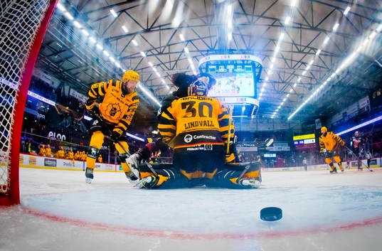 Örebros Rasmus Rissanen gör 1-1 på Skellefteås målvakt