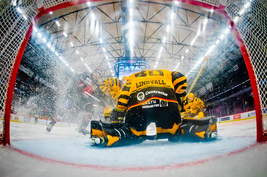 Örebros Leo Carlsson och Skellefteås målvakt Gustaf