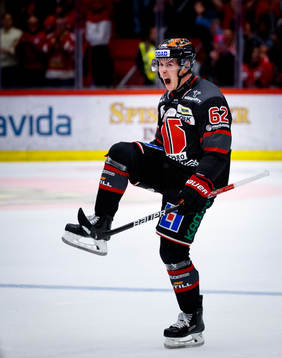 Örebros Robert Leino jublar