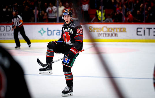 Örebros Robert Leino jublar