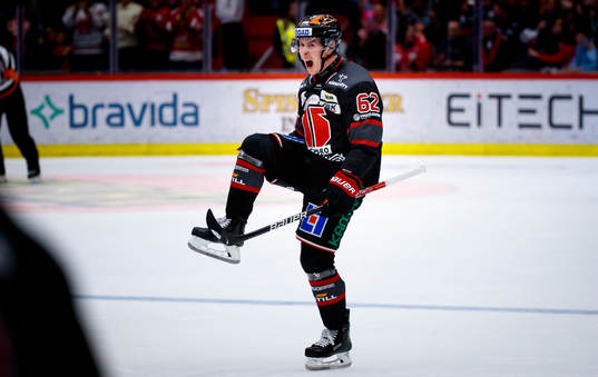 Örebros Robert Leino jublar