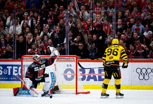 Örebros målvakt Jhonas Enroth jublar