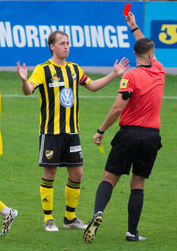 IFK Hässleholms Robin Strömberg får rött kort i matchen