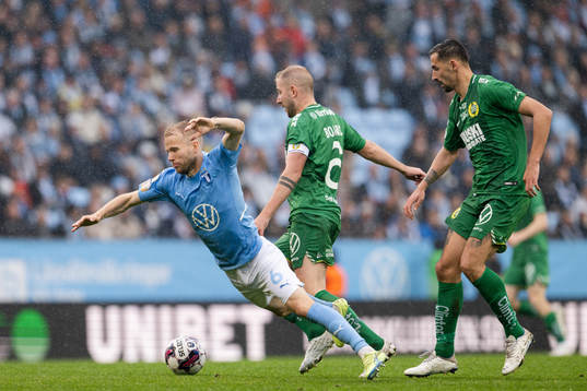 Malmö FFs Oscar Lewicki i en kamp mot Hammarbys Darijan