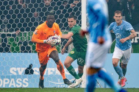 Malmö FFs målvakt Ismael Diawara och Hammarbys Jeppe