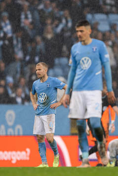 Malmö FFs Oscar Lewicki och Dennis Hadzikadunic deppar