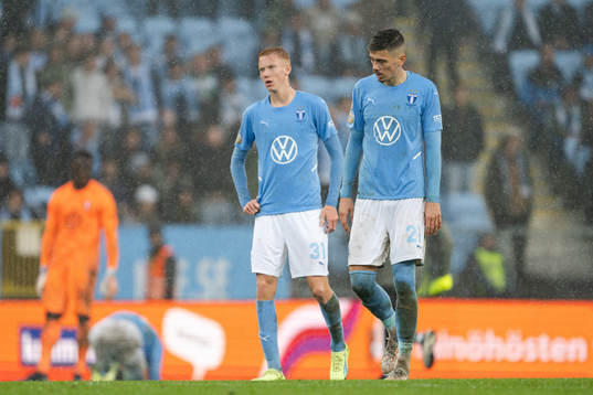 Malmö FFs Hugo Larsson och Dennis Hadzikadunic deppar