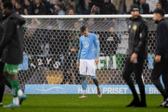 Malmö FFs Dennis Hadzikadunic deppar