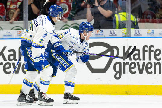 Leksands John Quenneville och Kalle Östman jublar