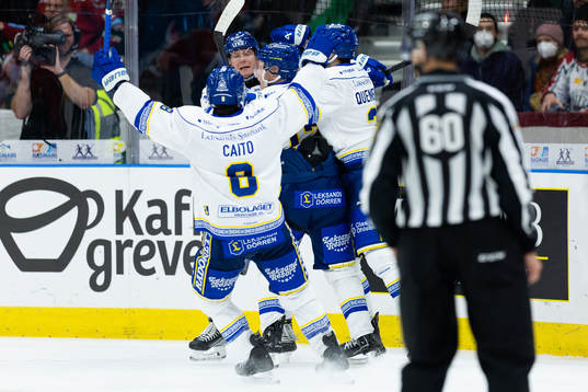 Leksands Kalle Östman jublar med lagkamrater