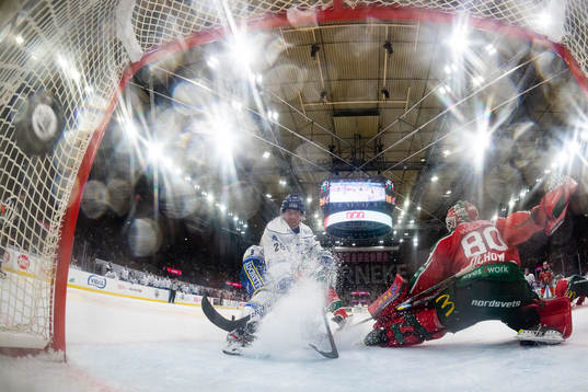 Leksands Justin Glenn Kloos gör 2-3 bakom Frölundas