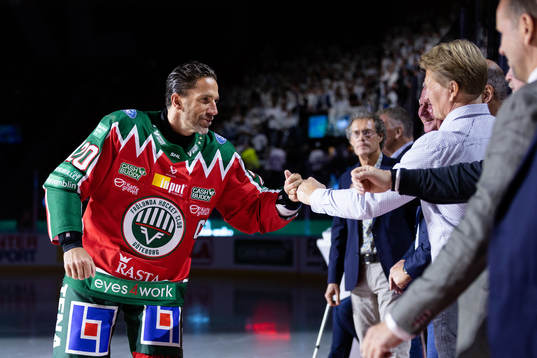 Frölundas lagkapten Joel Lundqvist hälsar på de tidigare