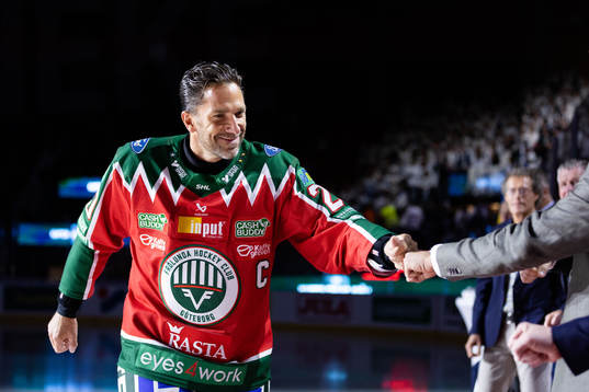 Frölundas lagkapten Joel Lundqvist hälsar på de tidigare