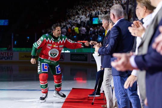 Frölundas lagkapten Joel Lundqvist hälsar på de tidigare