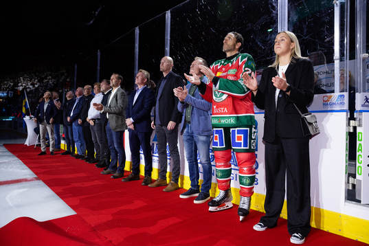 Frölundas lagkapten Joel Lundqvist och damlagets lagkapten