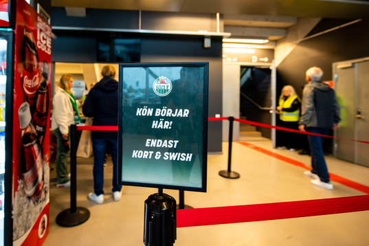 En skylt med ”Kön börjar här - Endast kort Swish