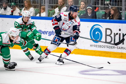 Rögles Theodor Niederbach  och Linus Sjödin kamp med