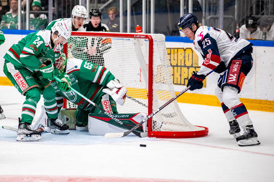 Rögles Marco Kasper, målvakt Christoffer Rifalk och