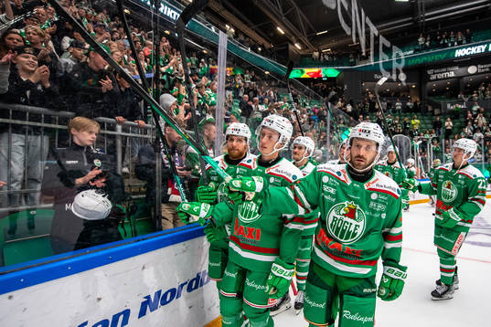 Rögles Oliver Tärnström och Riley Sheen jublar