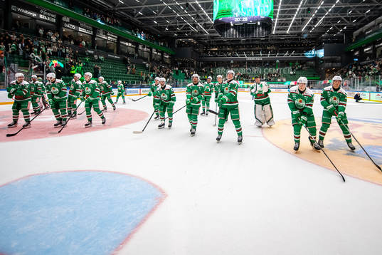 Rögles spelarna jublar